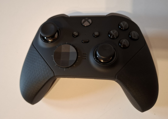 Microsoft Xbox One X 1TB Konsole inkl. Xbox Elite Wireless Controller Series 2, GTA V & Far Cry 6 [Gebrauchtware]